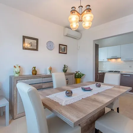 Luti Apartamento Pula